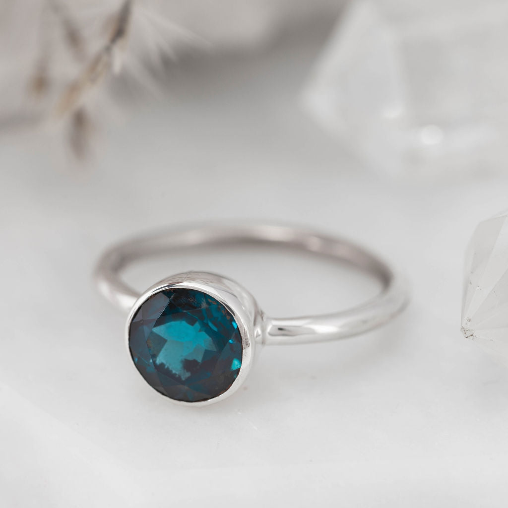 Arian gyda London Blue Topaz Nestle Ring