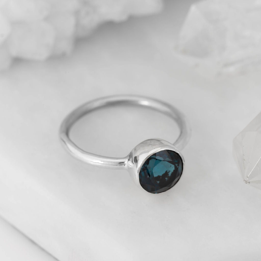 Arian gyda London Blue Topaz Nestle Ring