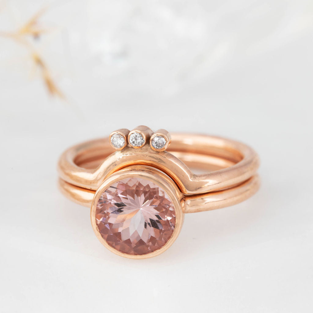 Rose Gold gyda thri Diemwnt yn swatio Modrwy Priodas