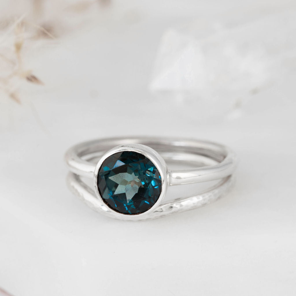 Arian gyda London Blue Topaz Nestle Ring